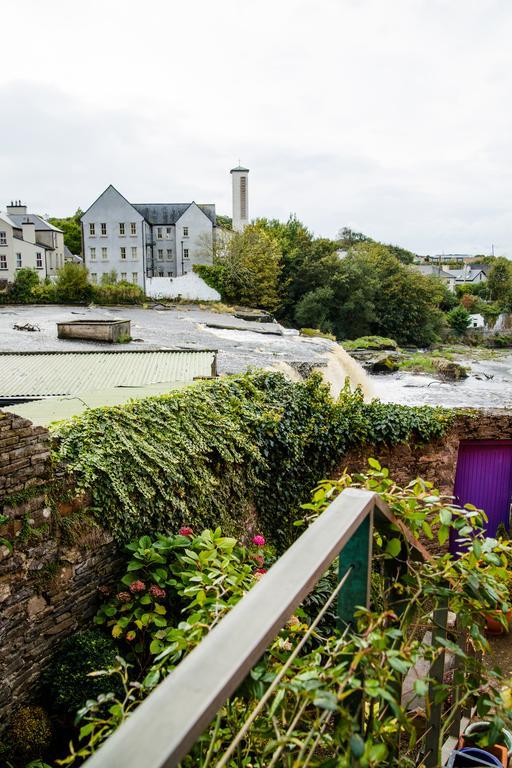 Byrnes Wine Dine Stay Эннистимон Экстерьер фото