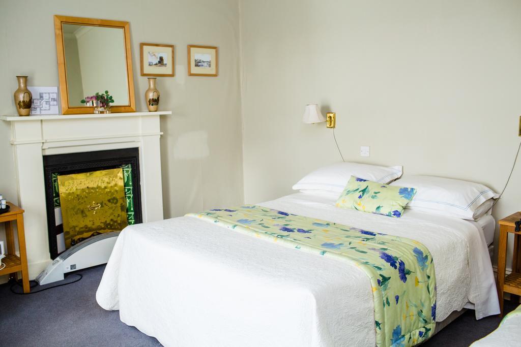 Byrnes Wine Dine Stay Эннистимон Номер фото