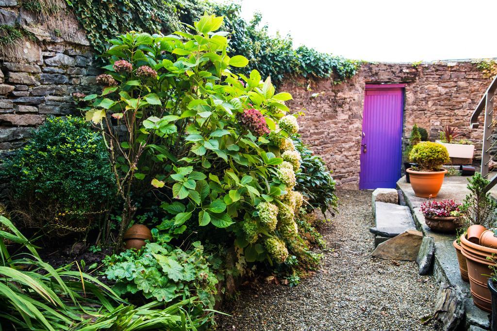 Byrnes Wine Dine Stay Эннистимон Экстерьер фото